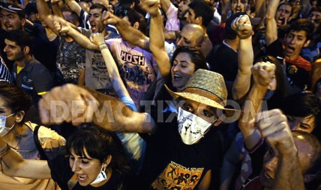 1435205664-crowds-continue-to-rally-in-yerevan-during-energy-price-hike-protest2